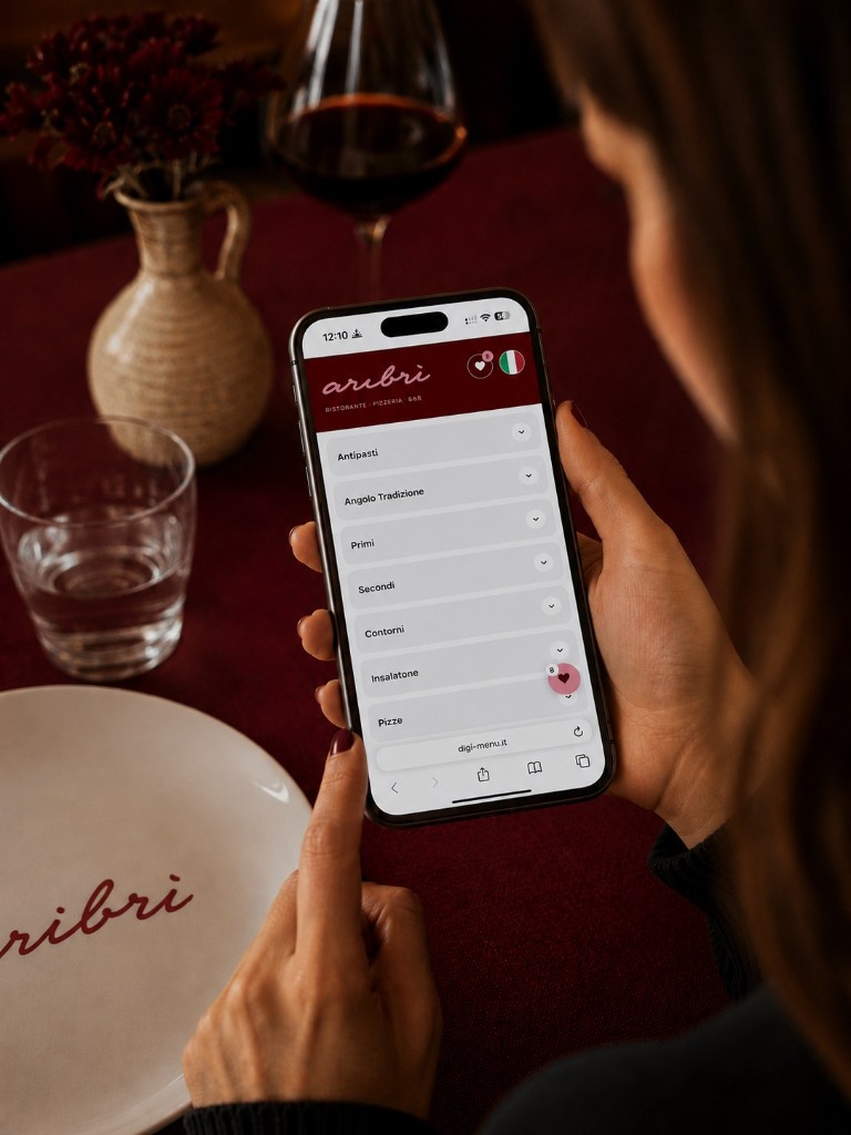 Cliente consulta il menu digitale DigiMenu al ristorante